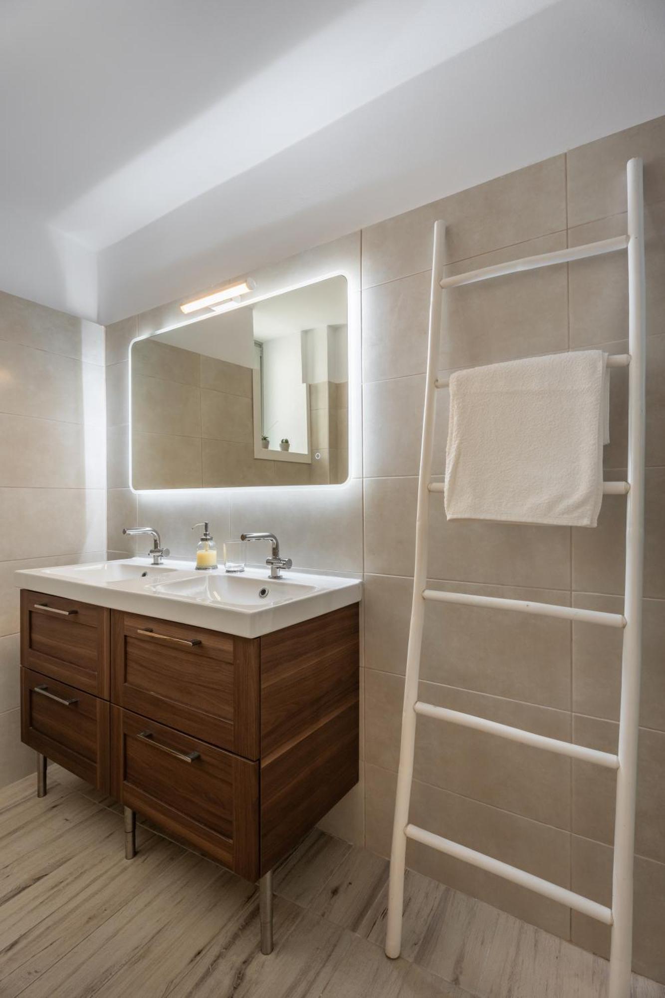 Caper-2 Bedroom Traditional Home With Amazing View Науса Екстериор снимка